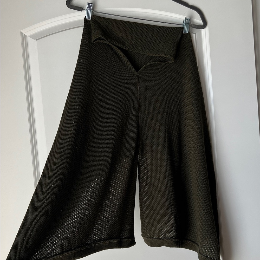 Breathable nursing cover in Olive.